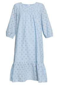 Robe midi bleu clair avec manches ballons 3/4, motif floral à œillets, encolure froncée et ourlet volanté.