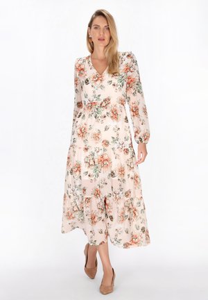 Floral Maxi-Kleid aus weichem Pfirsichstoff. Verfügt über lange Ärmel, einen V-Ausschnitt und einen geschichteten Rüschensaum. Dekoriert mit grünen und orangen Blumenmuster.