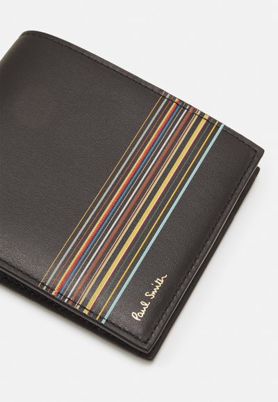 Melna ādas maks ar krāsainām svītrām sarkanas, zilas, dzeltenas un brūnas krāsas. „Paul Smith” zelta krāsā iepresēts apakšējā labajā stūrī.