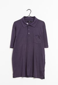 Fioletowa koszulka polo z krótkimi rękawami, kołnierzykiem i kieszonką na piersi. Wykonana z miękkiej tkaniny o gładkiej teksturze. Posiada zapięcie na trzy guziki.
