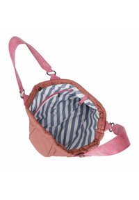Borsa di stoffa rosa con un'esterno morbido e trapuntato. L'interno presenta una fodera a righe blu e bianche con una tasca con zip. Inclusa una tracolla regolabile.