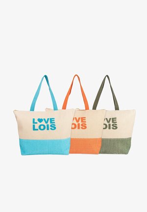 Tres bolsas tote hechas de tela natural. Cada bolsa tiene una banda de color diferente: azul, naranja y verde, con "LOVE LOIS" impreso en el frente.