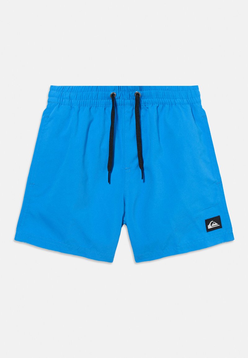Shorts de bain bleus avec ceinture élastique, cordon noir, poches latérales et petite étiquette noire avec logo sur la jambe gauche.