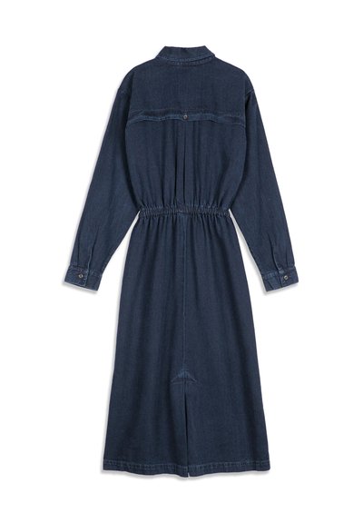 Robe en jean bleu foncé à manches longues avec poignets boutonnés, taille cintrée, empiècement dos avec bouton et une fente centrale au dos à l'ourlet.