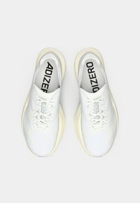 Une paire de chaussures de course Adidas Adizero blanches avec des lacets, vue de dessus sur un fond blanc simple.