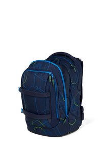 Zaino blu navy con motivi geometrici verdi, numerosi scomparti con zip, spallacci imbottiti e due tasche laterali per ulteriore spazio di stoccaggio.