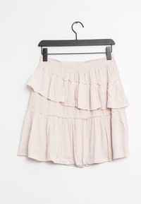 Světlá růžová vrstvená sukně s volánkovými akcenty, elastickým pasem a měkkou, lehkou tkaninou. Visí na černém plastovém ramínku.