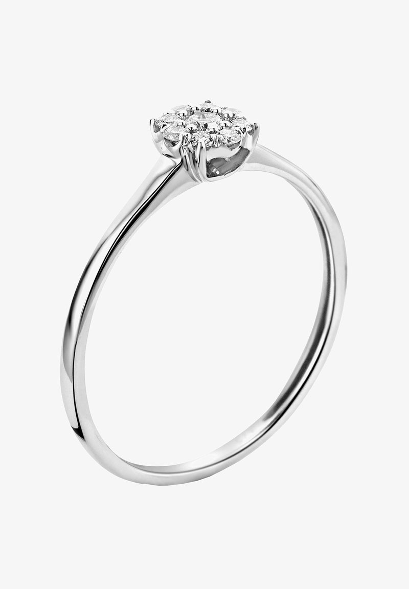 Zásnubný prsteň z bieleho zlata s guľovým zhlukom čírych diamantov, s hladkým, lesklým pásom a šesťzubovou klenbou.
