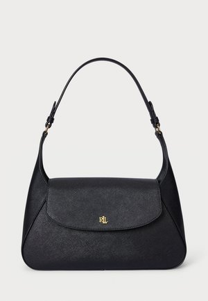 Sac à main noir en matériau texturé avec un design incurvé, une fermeture à rabat et un accent logo en or. Dispose d'une seule bandoulière.