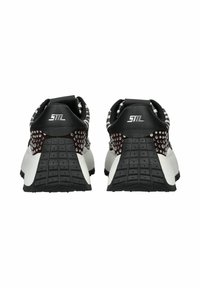 Sportlich und stylisch, diese Schuhe besitzen ein Obermaterial mit schwarz-weißem Streifendesign, metallische Nietenakzente und eine strukturierte Sohle in Schwarz und Weiß für verbesserten Halt.