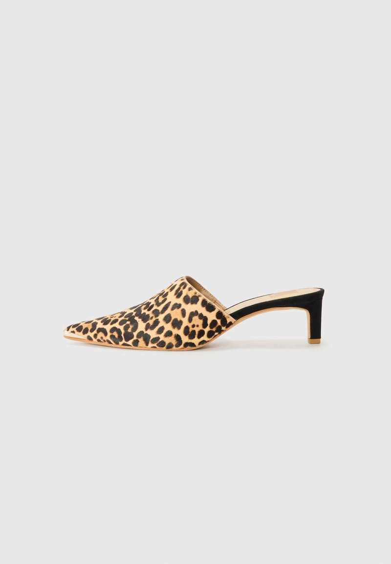 Mules à imprimé léopard avec un bout pointu, un talon noir accentué et une texture douce. Le design présente un style à enfiler pour un enfilement facile.
