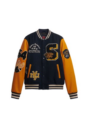 Navyblå og orange varsity jakke med broderede lapper, herunder et stort nummer '6', en tiger og tekst. Har stribede cuffs og krave.