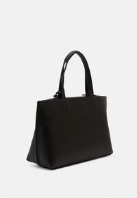 Sac fourre-tout noir avec une finition brillante, de forme rectangulaire, avec deux poignées supérieures et des détails de couture subtils. Fermeture éclair en haut.