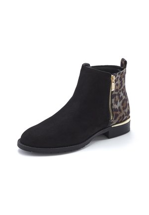 Stivaletti alla caviglia in camoscio nero con pannello a stampa leopardata, dettaglio dorato sul tallone e chiusura laterale con cerniera per una facile calzata.