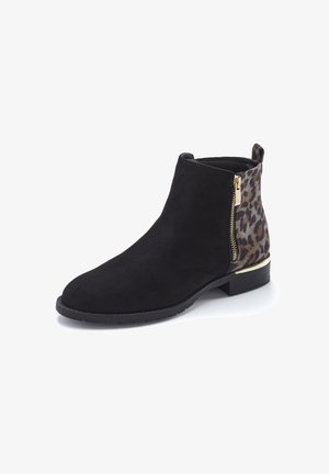 Stivaletti alla caviglia in camoscio nero con pannello a stampa leopardata, dettaglio dorato sul tallone e chiusura laterale con cerniera per una facile calzata.