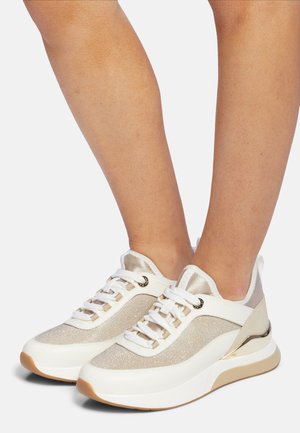 Białe i złote sneakersy z metalicznym złotym akcentem, fakturowana cholewka i zapięcie na sznurówki. Gruba podeszwa dla dodatkowej wysokości i amortyzacji.