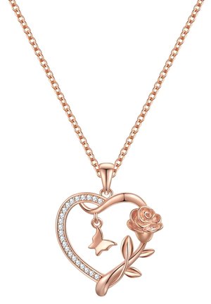 Collana con ciondolo a forma di cuore in oro rosato, con una rosa in rilievo, un charm a farfalla e pietre chiare scintillanti lungo il bordo del cuore, completata da una catena.