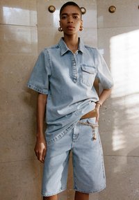 EDITED ADDISON - Jeans Shorts - hellblau