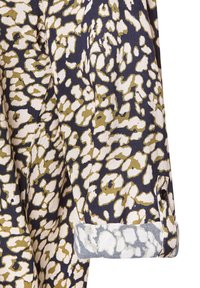 Gemusterter Stoff in einem Farbschema aus Marineblau, Olivgrün und Beige, mit einem punktierten Design und einem blaugrauen Bündchen mit einem Knopfdetail.