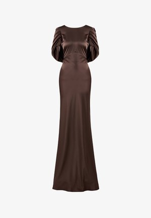 Robe de soirée en satin marron avec une silhouette ajustée, dotée de manches bouffantes et d'un col bateau, texture lisse et longueur au sol.