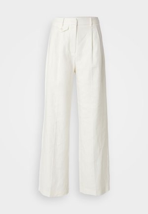 Pantalons larges en lin blanc avec des plis sur le devant, une fermeture à un bouton et des poches latérales, présentant une texture lisse et un design structuré.