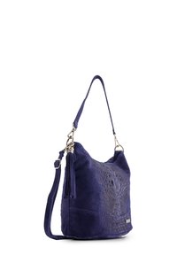 Marineblaues Wildleder-Handtäschchen mit einem leicht lässigen Design, strukturiertem Vorderteil, silbernem Zubehör und einem Quastenakzent am Riemen.