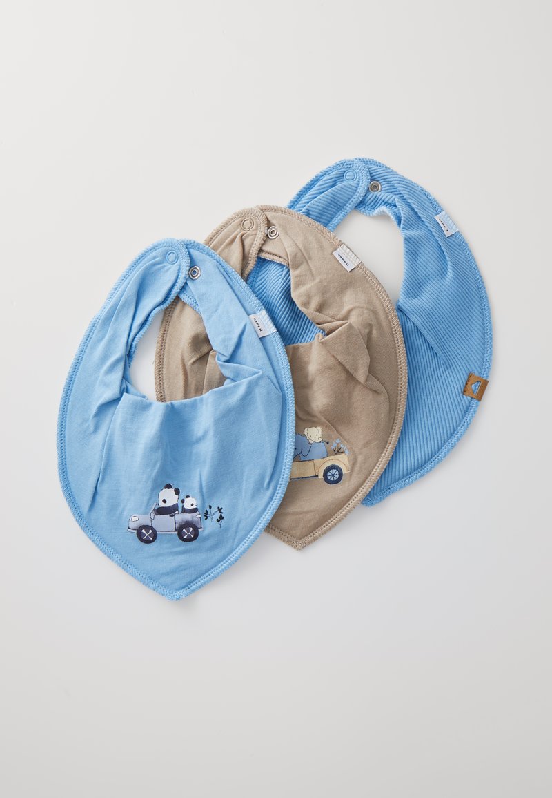 Set de trei bavețe: două de culoare bleu deschis și una bej. Material moale din bumbac, cu modele imprimate cu animale în vehicule. Închidere cu capse.