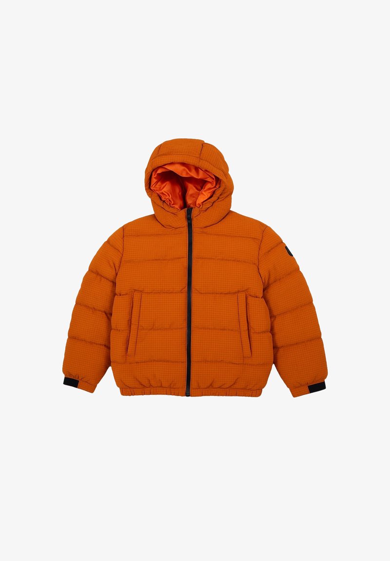 Veste doudoune orange avec capuche, présentant un motif matelassé, deux poches avant et des poignets élastiques. Doublure intérieure en orange contrastant.