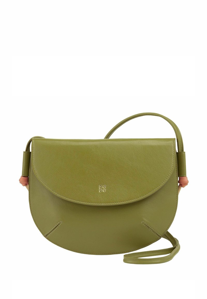 Borsa a tracolla verde in pelle con forma arrotondata e chiusura a patta. Presenta un logo impresso sulla parte anteriore e una sottile tracolla.