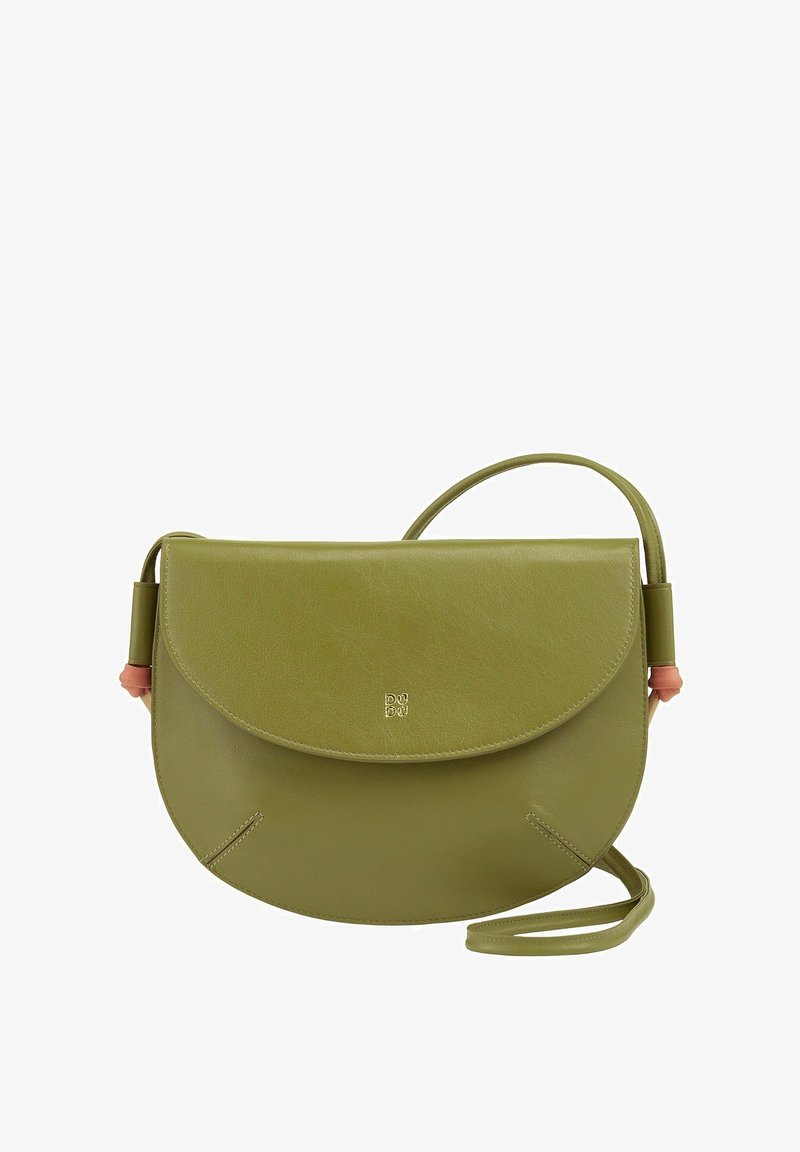 Borsa a tracolla verde in pelle con forma arrotondata e chiusura a patta. Presenta un logo impresso sulla parte anteriore e una sottile tracolla.