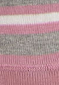 Textile tricoté avec des rayures horizontales en rose pâle, gris et blanc. Finition texturée avec un détail côtelé sur les bords.