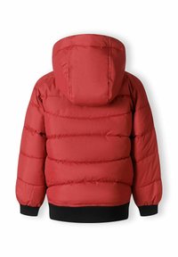 Giacca imbottita rossa con cappuccio, caratterizzata da un design trapuntato, polsini elasticizzati e orlo ribbed nero. Il materiale appare liscio e leggero.