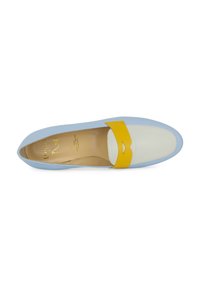 Mocasines de cuero azul claro con una correa de acento amarilla y sección de punta blanca. Acabado suave con punta redondeada y suela plana.