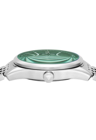 Silberne Uhr mit grünem strukturiertem Zifferblatt, abgerundetem Gehäuse und auffälligem Kronsdetail. Verfügt über ein Armband aus Edelstahl mit Gliedern.