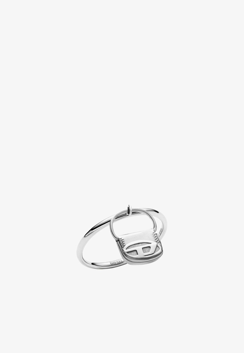 Silverring med en rektangulär, urtagen design och en slät yta. Bandet är smalt och polerat, vilket förstärker den minimalistiska stilen.