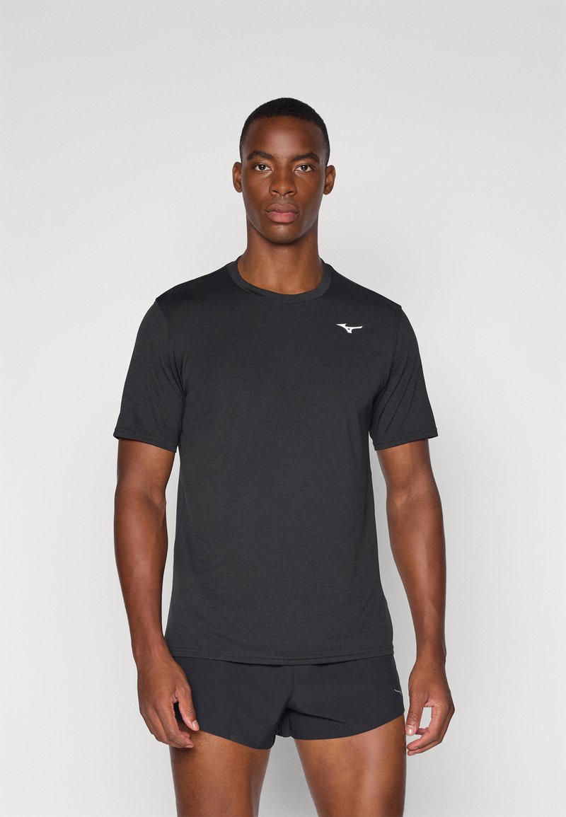 Tricou sport negru, cu mâneci scurte, textură netedă, decolteu rotund și un logo alb pe pieptul stâng. Purtați cu pantaloni şort negri.