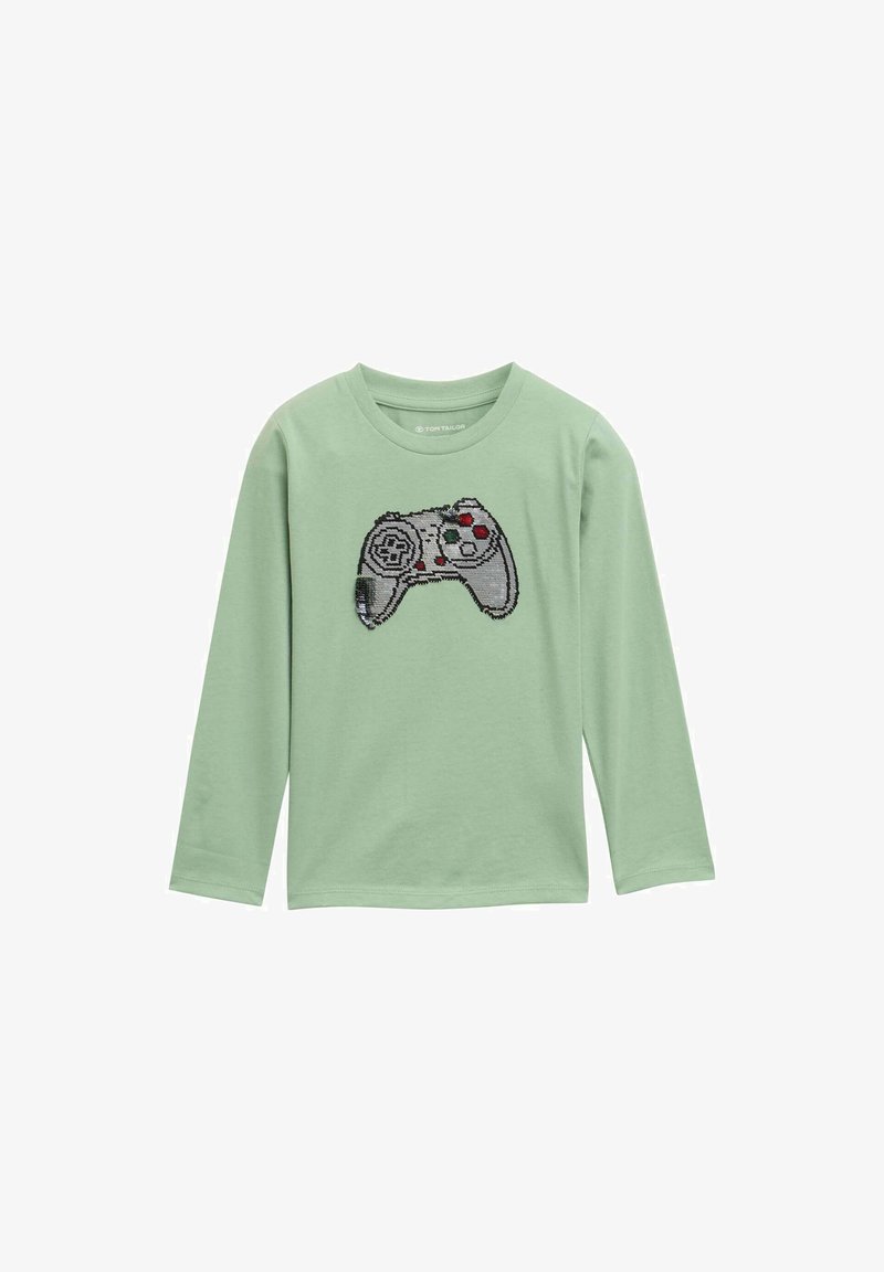 Hosszú ujjú, zöld pamut póló, amelyen egy videójáték-vezérlő grafika látható szürke színben, piros és zöld akcentusokkal, kerek nyakkivágással.