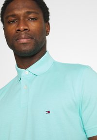 Tommy Hilfiger REGULAR - Polo - miami aqua