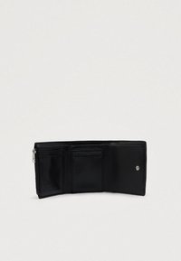 Črna usnjena denarnica z zadrgo, več predeli za kartice in gladko teksturo. Ima majhen kovinski dodatek spredaj.