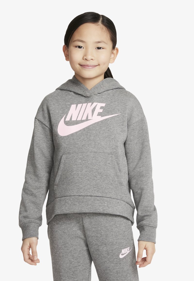 Grå hettegenser med en rosa Nike-logo, med snøring i hetten, lange ermer og en forlomme. Kombinert med matchende grå joggebukser.