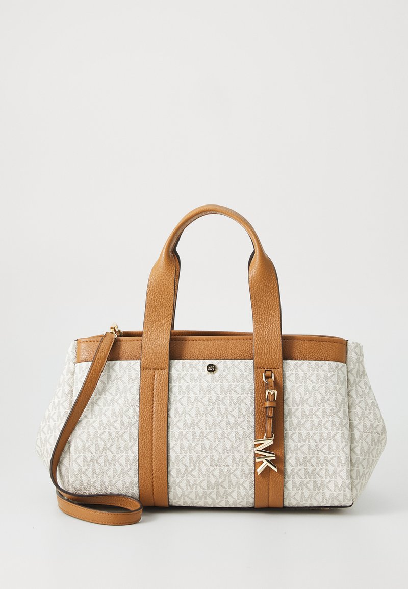 Sac fourre-tout blanc à motifs avec des accents en cuir marron. Dispose de deux poignées supérieures, d'une bandoulière amovible et d'une fermeture éclair. Détails en or.
