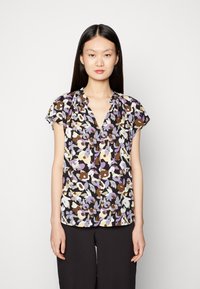 Blusa floral com decote em V profundo, mangas curtas, e uma mistura de flores roxas, creme e castanhas sobre um fundo preto. Tecido leve.