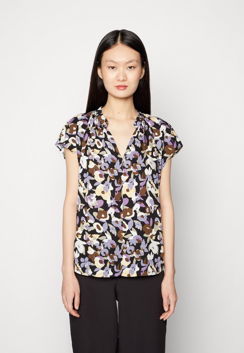 Blusa floral com decote em V profundo, mangas curtas, e uma mistura de flores roxas, creme e castanhas sobre um fundo preto. Tecido leve.