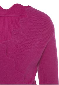Fuchsia gebreide trui met een geschulpte halslijn en een gestructureerd ribpatroon; gemaakt van zachte stof, biedt een comfortabele pasvorm.
