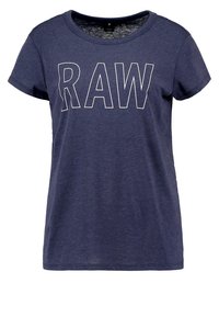 Tummansininen puuvillapaita lyhyillä hihoilla ja pyöreällä kaula-aukolla, edessä rohkealla valkoisella tekstillä "RAW". Pehmeä rakenne, rento istuvuus.