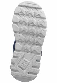 Witte rubberen schoenzool met diepe looppatronen en verhoogde driehoekige grip, met een glad rand en embossed maatdetails.