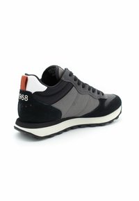 Męskie sneakersy z szarej tkaniny, granatowego zamszu i czarnej skóry. Charakteryzują się białą podeszwą środkową i pomarańczowym akcentem na pięcie. Numer stylu 1968.