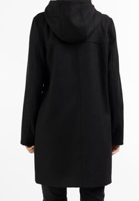 Czarny wełniany płaszcz z kapturem, o prostym kroju, długich rękawach i detalach szwów z tyłu. Gładka struktura, bez widocznych wzorów.