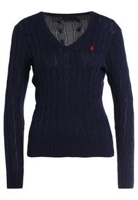 Pull en V en maille torsadée bleu marine, à manches longues, avec logo Polo brodé rouge sur la poitrine.