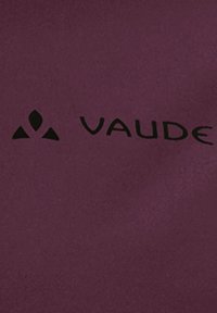 Donkerpaarse stof met het zwarte logo van 'VAUDE', met een gladde textuur en een minimalistisch ontwerp zonder extra accenten.